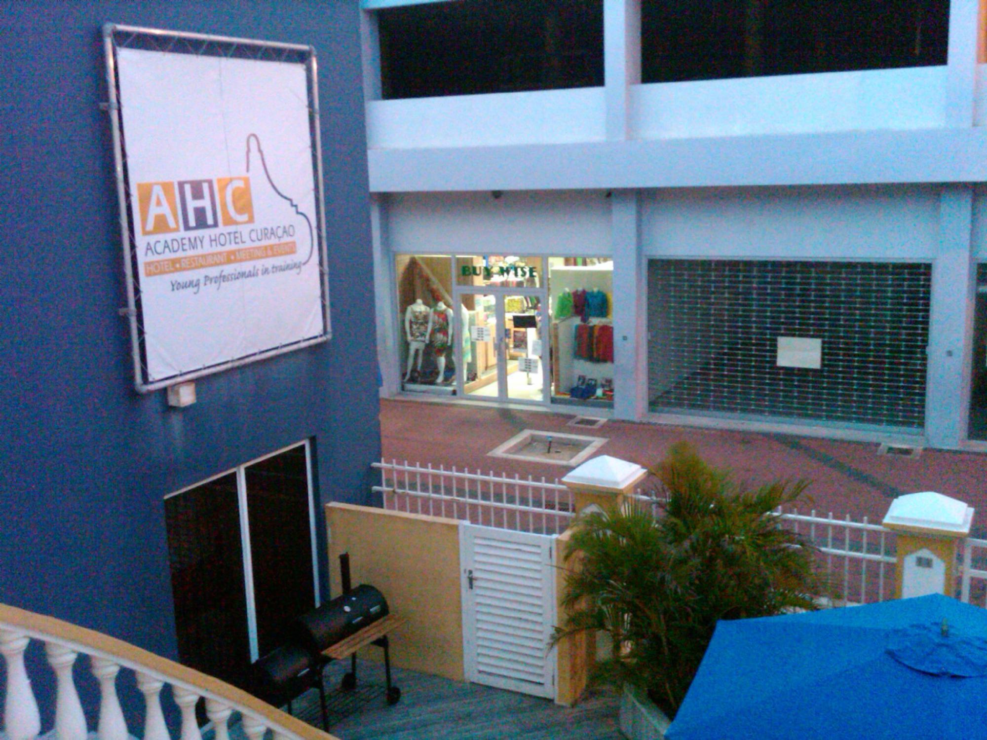 Academy Hotel Curacao Виллемстад Экстерьер фото